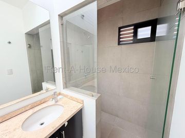Casa en Venta con Cochera Techada en Cumbres del Lago VM66