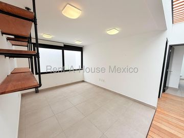 Casa en Venta con Cochera Techada en Cumbres del Lago VM66