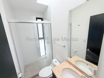 Casa en Venta con Cochera Techada en Cumbres del Lago VM66