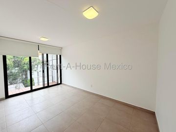 Casa en Venta con Cochera Techada en Cumbres del Lago VM66