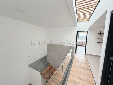 Casa en Venta con Cochera Techada en Cumbres del Lago VM66