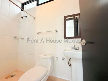 Casa en Venta con Cochera Techada en Cumbres del Lago VM66