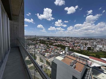 Depto en Renta en Torre UMA, con excelente vista.