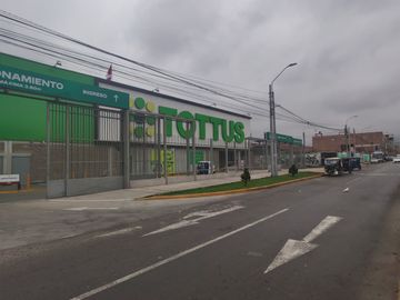 VENDO LOCAL COMERCIAL EN PLENA AVENIDA CARLOS IZAGUIRRE SAN MARTIN DE PORRES