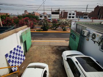 VENDO LOCAL COMERCIAL EN PLENA AVENIDA CARLOS IZAGUIRRE SAN MARTIN DE PORRES