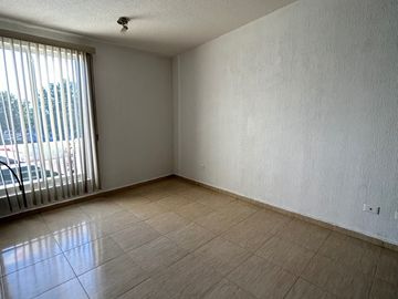 CASA EN RENTA EN FRACC PALMARES FRENTE A CENTRO COMERCIAL ANTEA