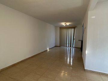 CASA EN RENTA EN FRACC PALMARES FRENTE A CENTRO COMERCIAL ANTEA