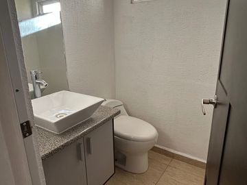 CASA EN RENTA EN FRACC PALMARES FRENTE A CENTRO COMERCIAL ANTEA