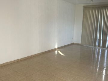 CASA EN RENTA EN FRACC PALMARES FRENTE A CENTRO COMERCIAL ANTEA