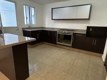 CASA EN RENTA EN FRACC PALMARES FRENTE A CENTRO COMERCIAL ANTEA