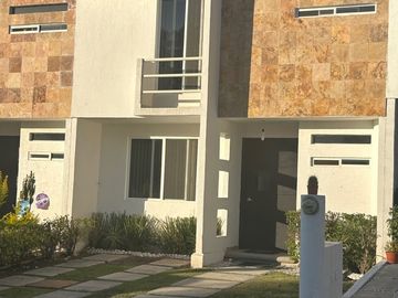 CASA EN RENTA EN FRACC PALMARES FRENTE A CENTRO COMERCIAL ANTEA