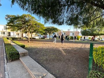 CASA EN RENTA EN FRACC PALMARES FRENTE A CENTRO COMERCIAL ANTEA