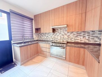 Altos de Marques Casa en Renta con Cocina Abierta y 2 Estacionamientos IO236