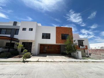 Se vende Residencia con Sótano, Jardín y Roof Garden en Valle Tinto IO6