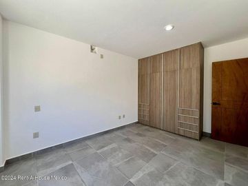 Se vende Residencia con Sótano, Jardín y Roof Garden en Valle Tinto IO6