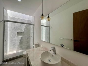 Se vende Residencia con Sótano, Jardín y Roof Garden en Valle Tinto IO6