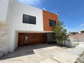Se vende Residencia con Sótano, Jardín y Roof Garden en Valle Tinto IO6