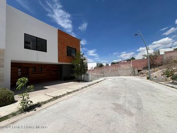 Se vende Residencia con Sótano, Jardín y Roof Garden en Valle Tinto IO6