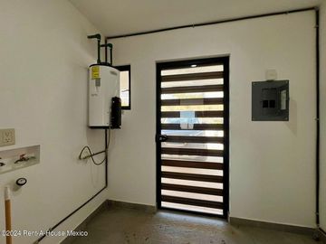 Se vende Residencia con Sótano, Jardín y Roof Garden en Valle Tinto IO6