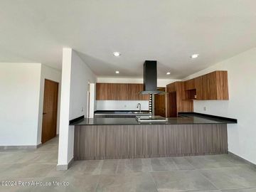 Se vende Residencia con Sótano, Jardín y Roof Garden en Valle Tinto IO6