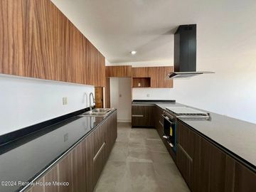 Se vende Residencia con Sótano, Jardín y Roof Garden en Valle Tinto IO6
