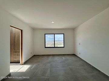 Se vende Residencia con Sótano, Jardín y Roof Garden en Valle Tinto IO6