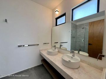 Se vende Residencia con Sótano, Jardín y Roof Garden en Valle Tinto IO6