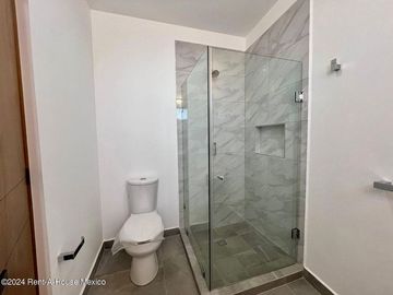 Se vende Residencia con Sótano, Jardín y Roof Garden en Valle Tinto IO6