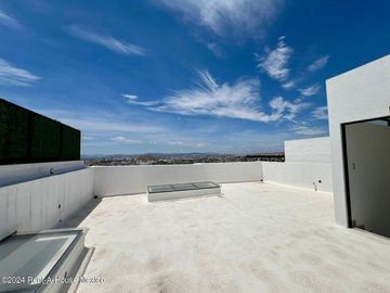 Se vende Residencia con Sótano, Jardín y Roof Garden en Valle Tinto IO6