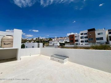 Se vende Residencia con Sótano, Jardín y Roof Garden en Valle Tinto IO6