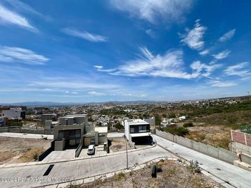 Se vende Residencia con Sótano, Jardín y Roof Garden en Valle Tinto IO6