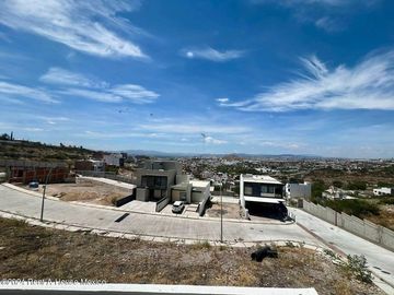 Se vende Residencia con Sótano, Jardín y Roof Garden en Valle Tinto IO6
