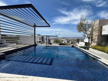 Se vende Residencia con Sótano, Jardín y Roof Garden en Valle Tinto IO6