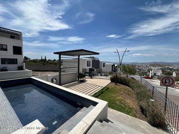 Se vende Residencia con Sótano, Jardín y Roof Garden en Valle Tinto IO6