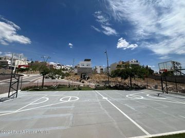 Se vende Residencia con Sótano, Jardín y Roof Garden en Valle Tinto IO6