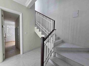 Di Sewakan Rumah 2 Lantai Cluster Jasmia Summarecon Crown Gading Bekasi