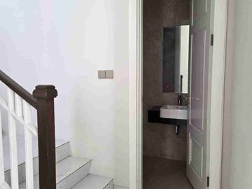 Di Sewakan Rumah 2 Lantai Cluster Jasmia Summarecon Crown Gading Bekasi