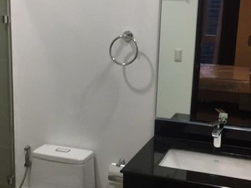 RFO Furnished 1BR with Balcony & Parking FOR LEASE / RENT at Two Maridien BGC Taguig