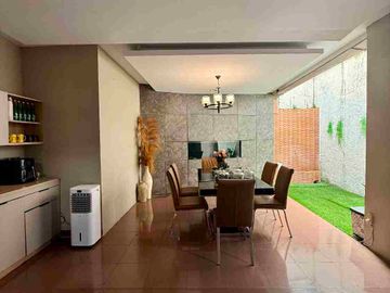 RUMAH MEWAH 2 LANTAI FULL FURNISHED DALAM PERUMAHAN ELITE PINGGIR JALAN RAYA PALAGAN KM 7 NGAGLIK SLEMAN