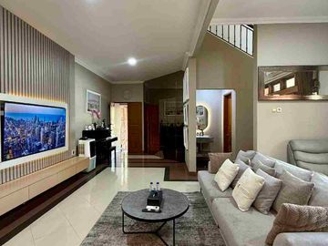 RUMAH MEWAH 2 LANTAI FULL FURNISHED DALAM PERUMAHAN ELITE PINGGIR JALAN RAYA PALAGAN KM 7 NGAGLIK SLEMAN