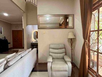 RUMAH MEWAH 2 LANTAI FULL FURNISHED DALAM PERUMAHAN ELITE PINGGIR JALAN RAYA PALAGAN KM 7 NGAGLIK SLEMAN