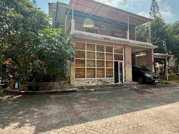 RUMAH MEWAH 2 LANTAI FULL FURNISHED DALAM PERUMAHAN ELITE PINGGIR JALAN RAYA PALAGAN KM 7 NGAGLIK SLEMAN