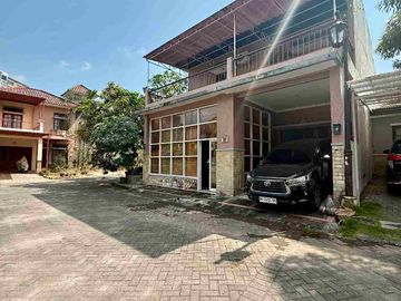 RUMAH MEWAH 2 LANTAI FULL FURNISHED DALAM PERUMAHAN ELITE PINGGIR JALAN RAYA PALAGAN KM 7 NGAGLIK SLEMAN