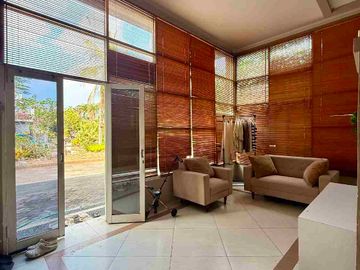 RUMAH MEWAH 2 LANTAI FULL FURNISHED DALAM PERUMAHAN ELITE PINGGIR JALAN RAYA PALAGAN KM 7 NGAGLIK SLEMAN
