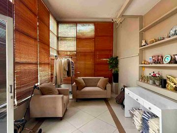 RUMAH MEWAH 2 LANTAI FULL FURNISHED DALAM PERUMAHAN ELITE PINGGIR JALAN RAYA PALAGAN KM 7 NGAGLIK SLEMAN