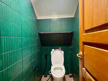 RUMAH MEWAH 2 LANTAI FULL FURNISHED DALAM PERUMAHAN ELITE PINGGIR JALAN RAYA PALAGAN KM 7 NGAGLIK SLEMAN