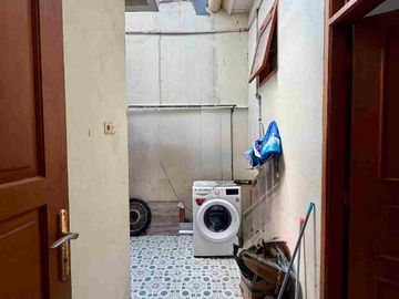 RUMAH MEWAH 2 LANTAI FULL FURNISHED DALAM PERUMAHAN ELITE PINGGIR JALAN RAYA PALAGAN KM 7 NGAGLIK SLEMAN