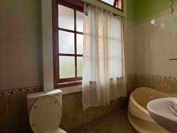 RUMAH MEWAH 2 LANTAI FULL FURNISHED DALAM PERUMAHAN ELITE PINGGIR JALAN RAYA PALAGAN KM 7 NGAGLIK SLEMAN