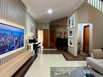 RUMAH MEWAH 2 LANTAI FULL FURNISHED DALAM PERUMAHAN ELITE PINGGIR JALAN RAYA PALAGAN KM 7 NGAGLIK SLEMAN