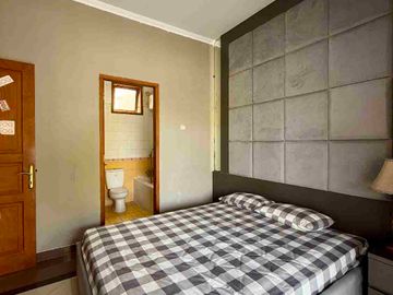 RUMAH MEWAH 2 LANTAI FULL FURNISHED DALAM PERUMAHAN ELITE PINGGIR JALAN RAYA PALAGAN KM 7 NGAGLIK SLEMAN